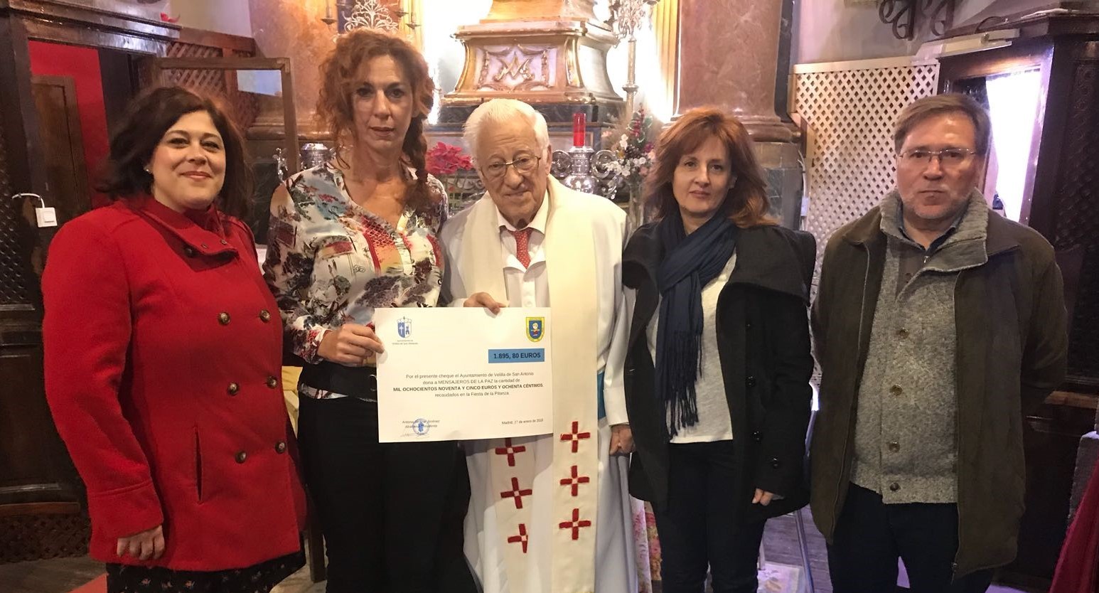 La Alcaldesa de Velilla entregó al Padre Ángel el cheque solidario de la recaudación de La Pitanza