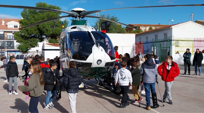 El helicóptero del Servicio Aéreo de la Guardia Civil ha visitado nuestros centros escolares