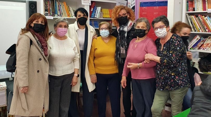 La alcaldesa y la concejala de Educación quisieron acompañar a los niños y niñas del CEIP Valdemera en algunos de los talleres que se organizaron con motivo de las jornadas culturales