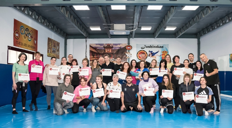 Treinta mujeres participaron en el taller de defensa personal impartido por la escuela de karate